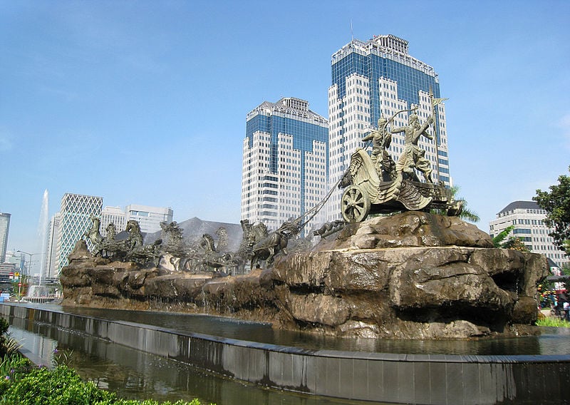 This image has an empty alt attribute; its file name is 800px-Arjuna_Wijaya_chariot_statue_in_Jakarta.jpg