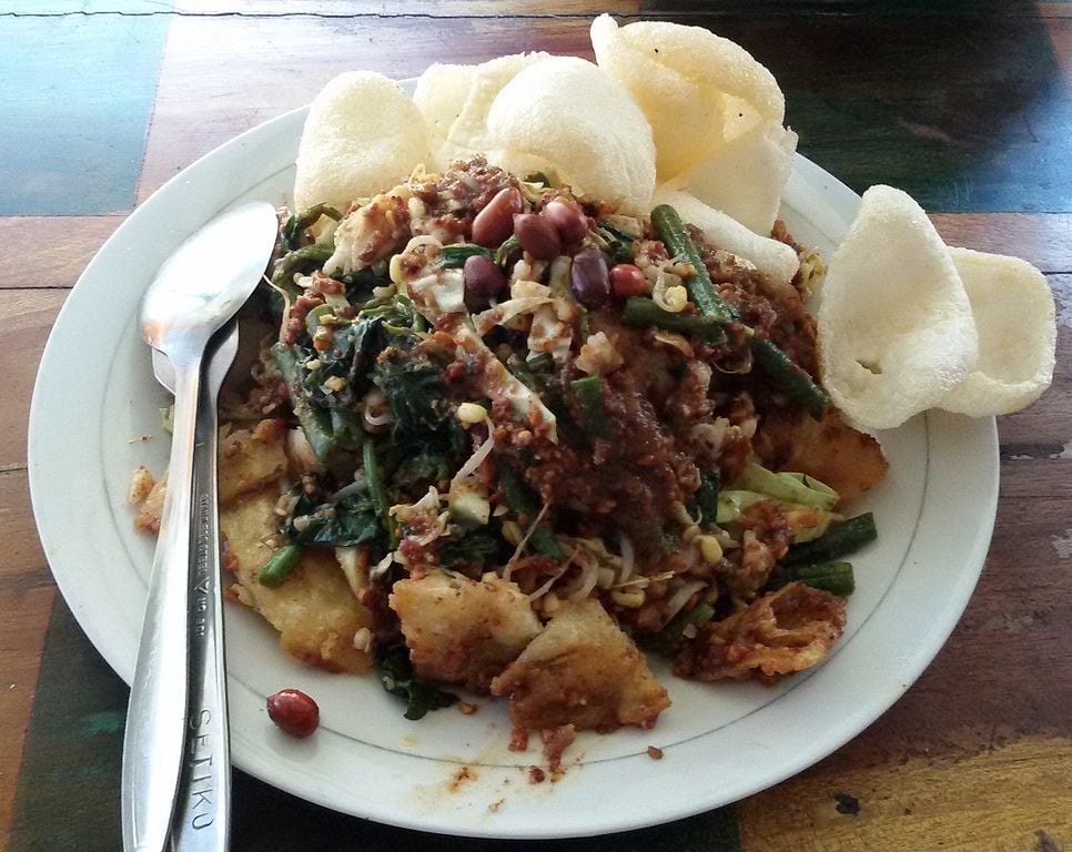 This image has an empty alt attribute; its file name is 966px-Lotek_Indonesian_food.jpg