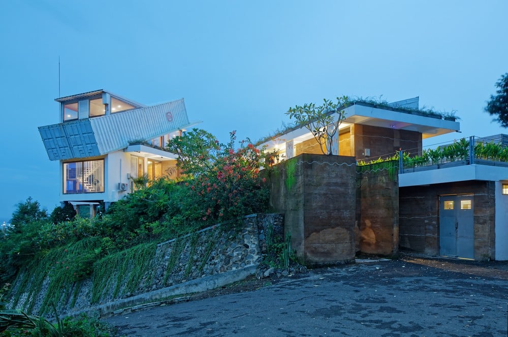 rumah kontainer: tampak perspektif Clay House 