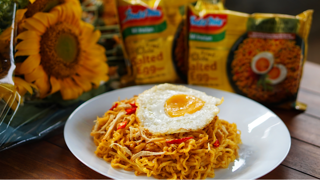 indomie dengan telor goreng