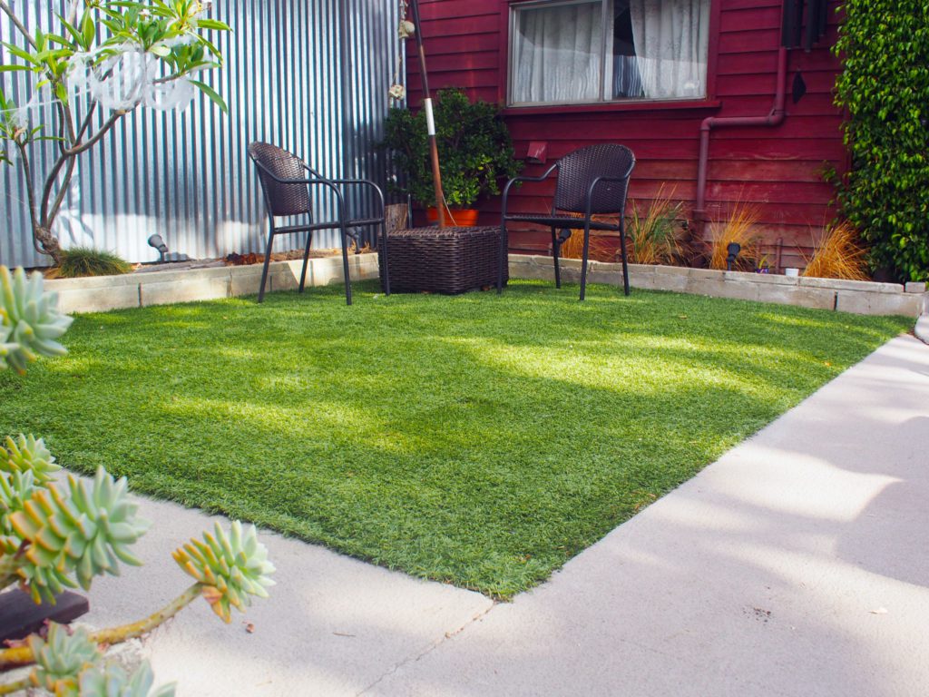 artificial grass to decorate your backyard
