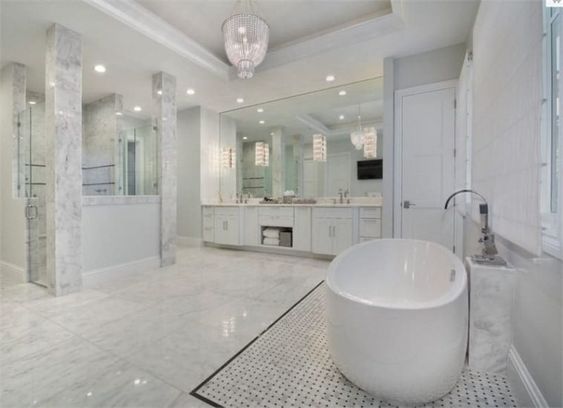 kamar mandi mewah serba putih