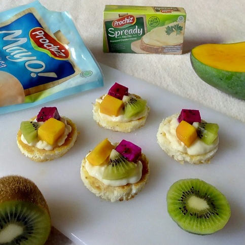 Fruit salad canapes via Prochiz