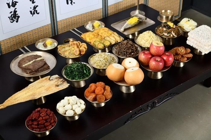 Meja Charye berisi hidangan untuk upacara penghormatan leluhur