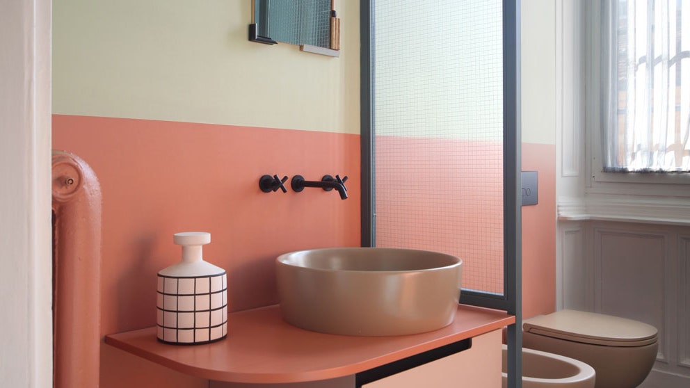 kamar mandi mewah dengan warna kontras