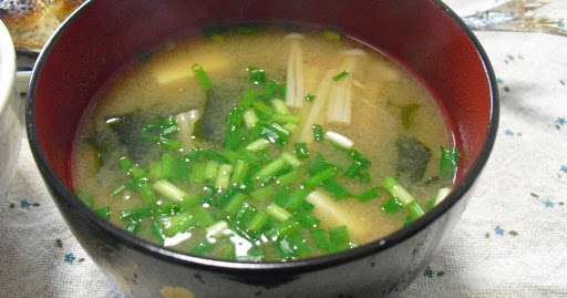 Sup miso dengan jamur enoki