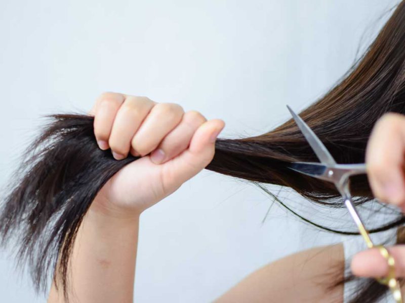 4 Tips dan 5 Cara Memotong Rambut Sendiri di Rumah