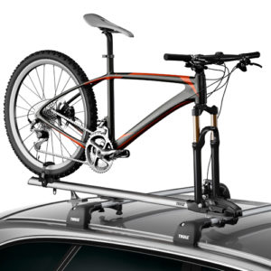 Menggantung sepeda di atap mobil agar praktis dalam perjalanan