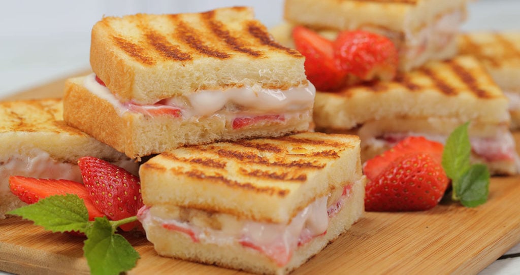 bread creation fruit yogurt sandwich 