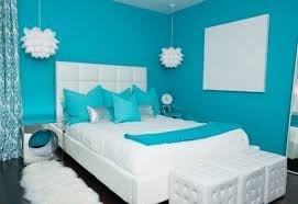 kamar tidur dengan cat warna turquoise