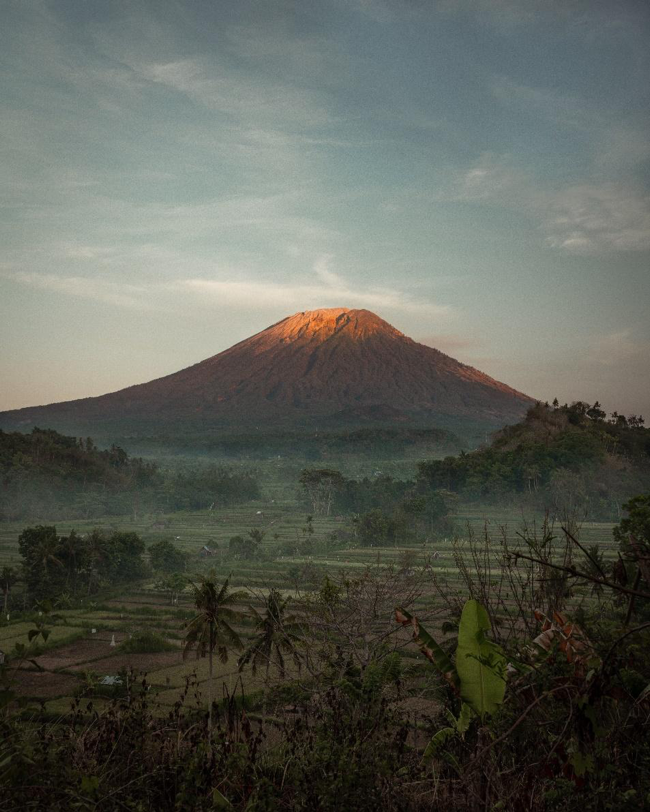 jalur hiking di gunung agung