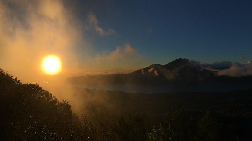 jalur hiking di gunung batur