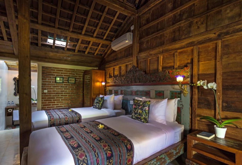 sewa Kamar di Bali dengan interior dari kayu 