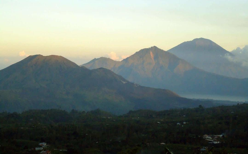 pemandangan matahari terbit di gunung catur