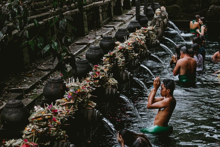 people pray at pura bali