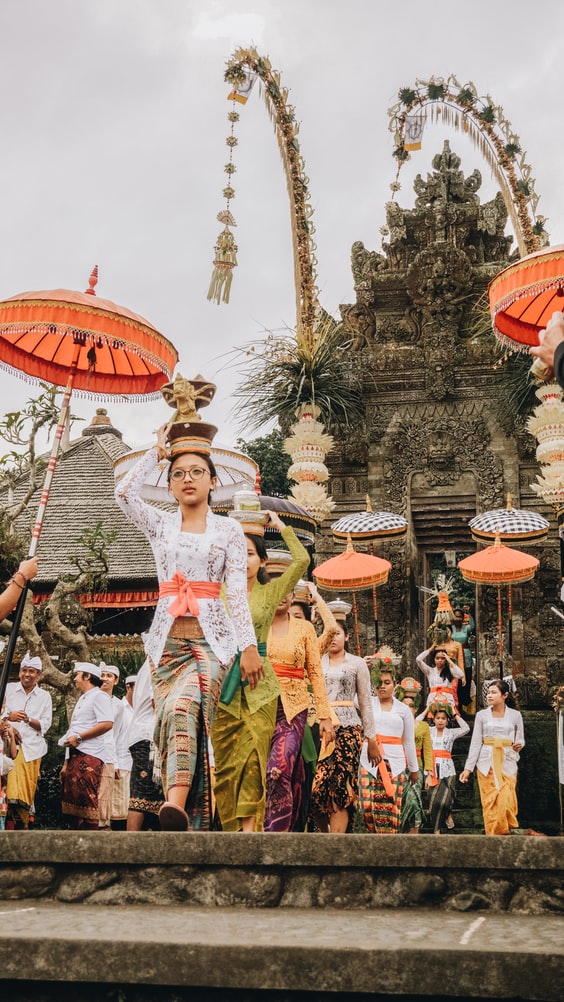 Bali locals dressing up neatly to go to the temple