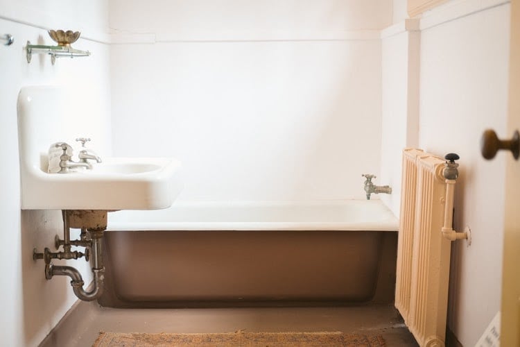 Clean and comfortable bathroom kost