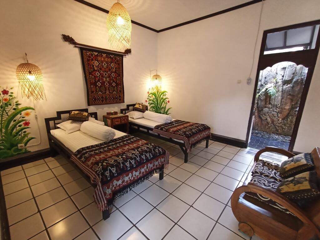 stay in a guesthouse in North Bali at binaria museum hotel bedroom