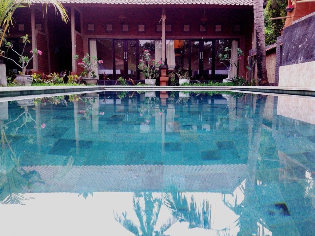 The sari Bungalows pool and rooms