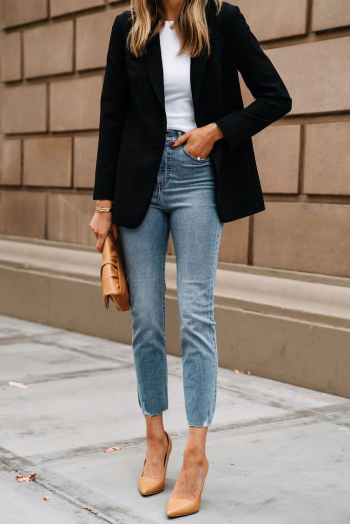 blazer dan jeans untuk tampilan kasual saat bekerja