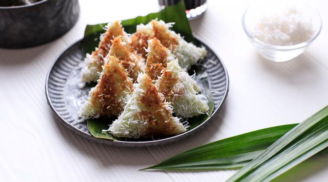 Lupis served with the brown sugar topping with the banana leaves