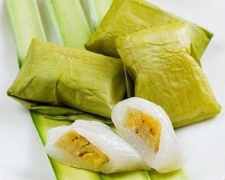 Kue Nagasari dipotong dan disajikan dengan daun pisang