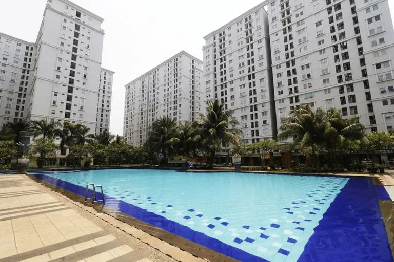 View kolam berenang dari apartemen di Jakarta Selatan, apartemen Kalibata City