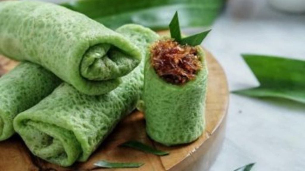 Jajanan tradisional Indonesia dadar gulung dengan daun pandan