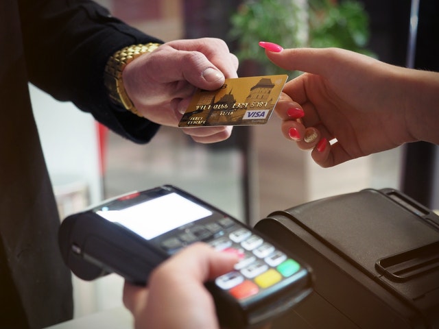 hindari membayar belanjaan menggunakan kartu kredit