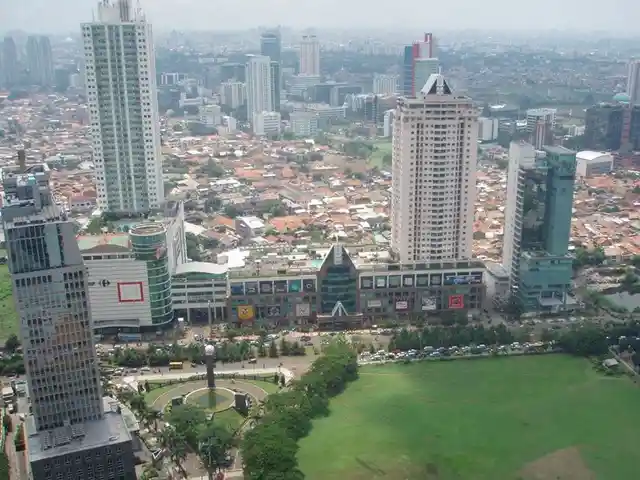 Apartemen Jakarta Selatan dengan lapangan tenis yakni Ambassador I