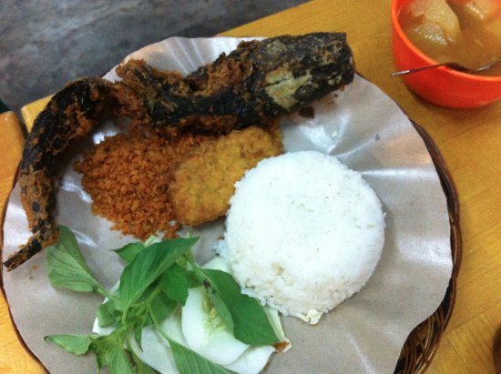 Things to do in East Jakarta - Eat Ayam Goreng Ibu Djagat